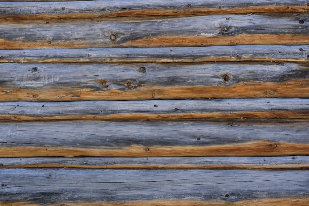 superficie in legno marrone e grigio