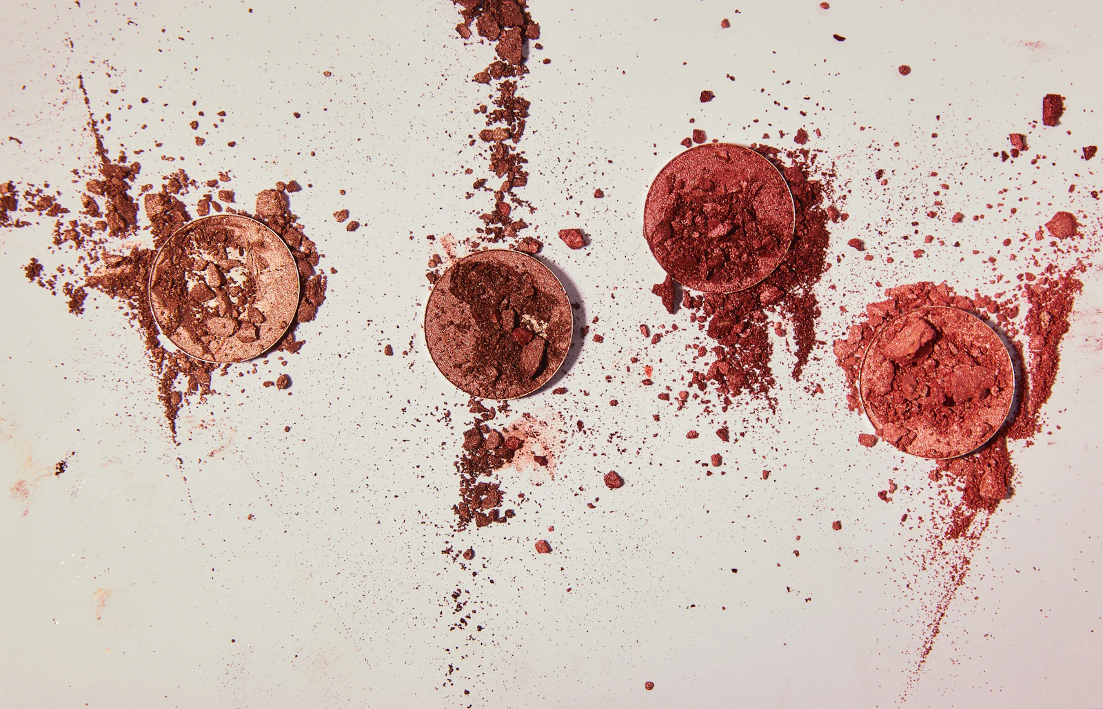 Poudres de maquillage aux teintes rosées et corail, effet bonne mine