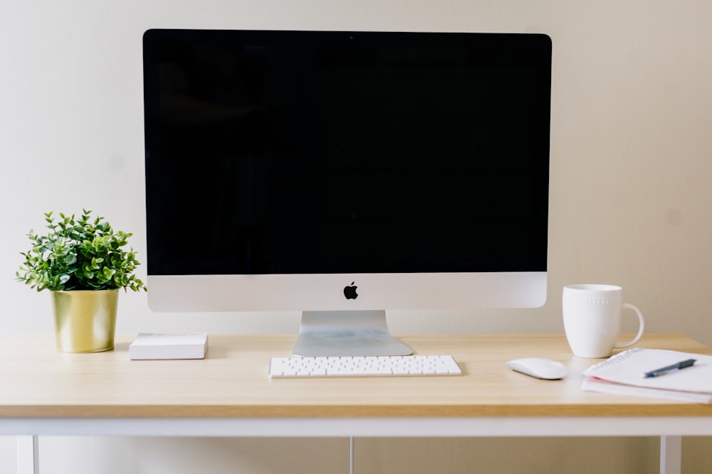 silver iMac、Apple Magic Keyboard、および Apple Magic Mouse