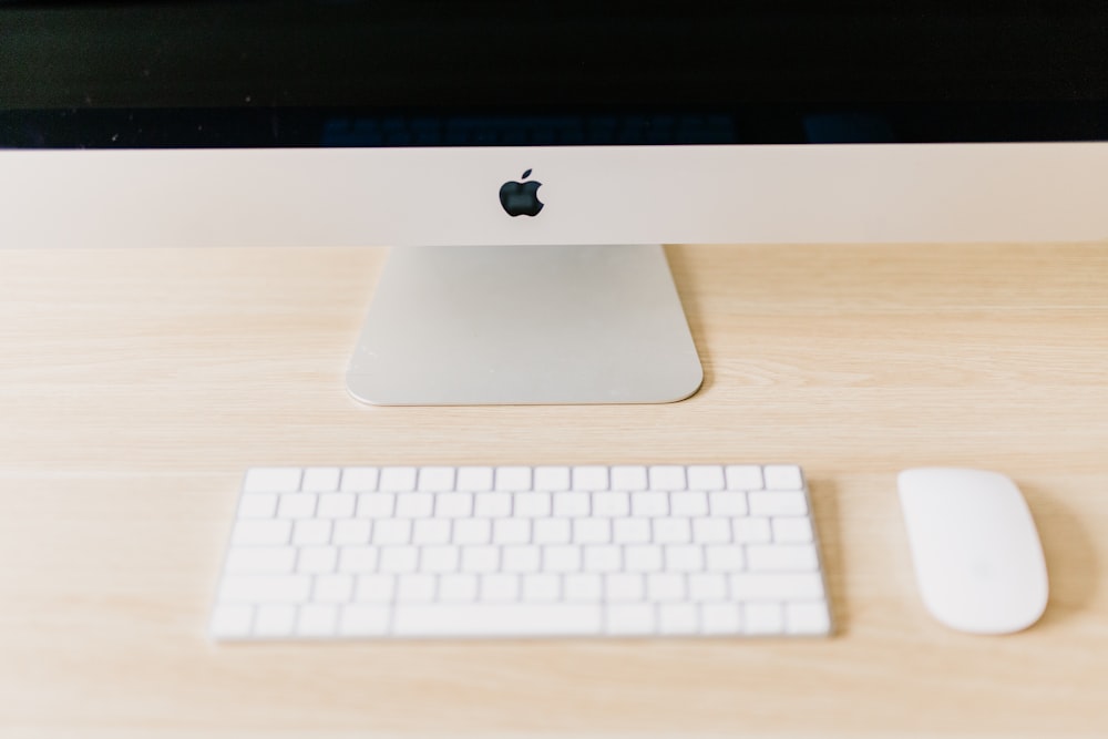 silberner iMac mit Magic Mouse und kabellosem Keyboard