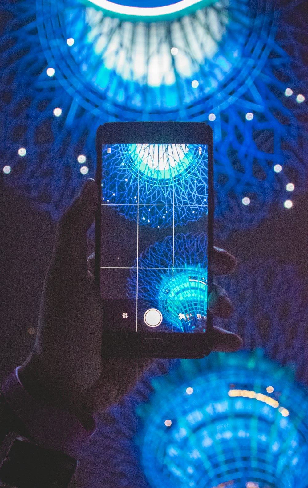smartphone Android preto exibindo câmera com torre azul e branca