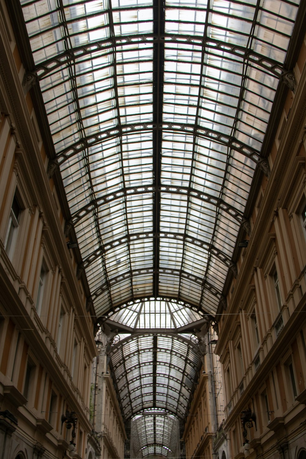 edificio in cemento grigio e marrone