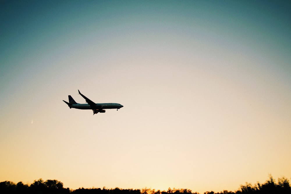 white airliner