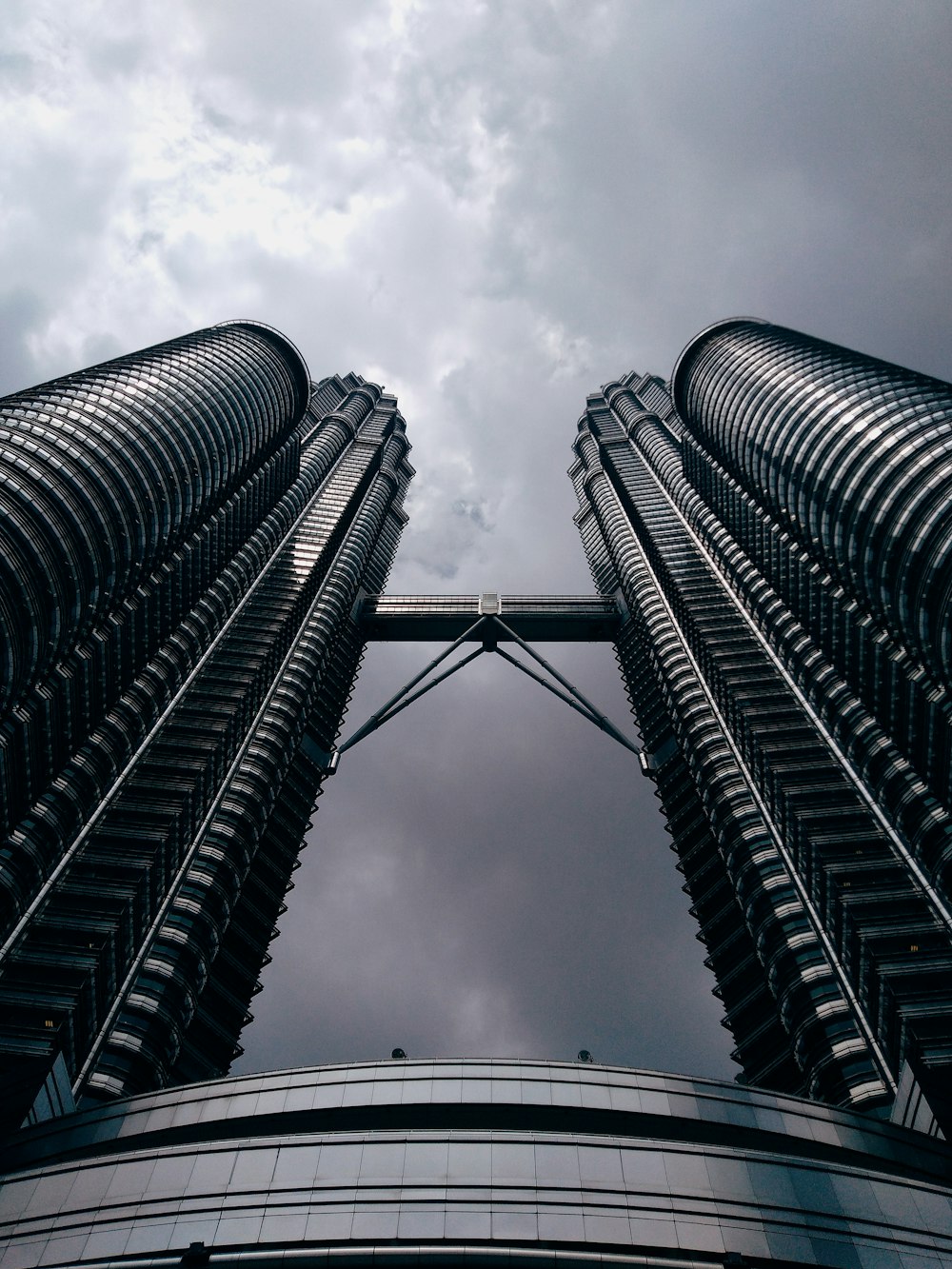 말레이시아 페트로나스 타워의 낮은 각도 회색조 사진