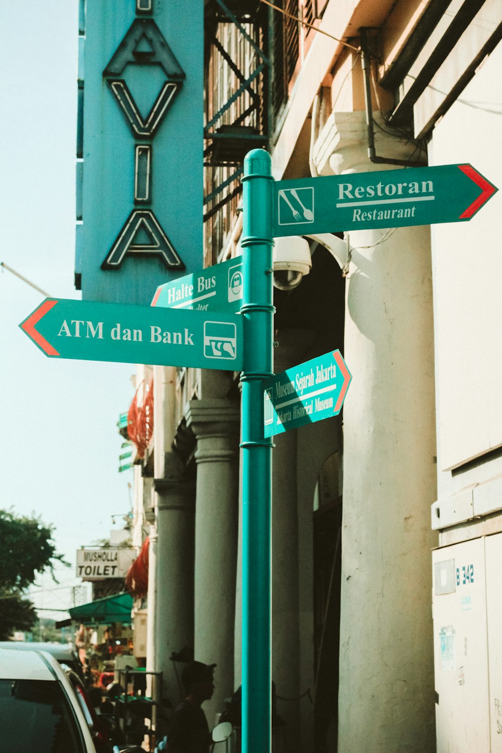 Panneaux de signalisation ATM Dan Bank et Restoran