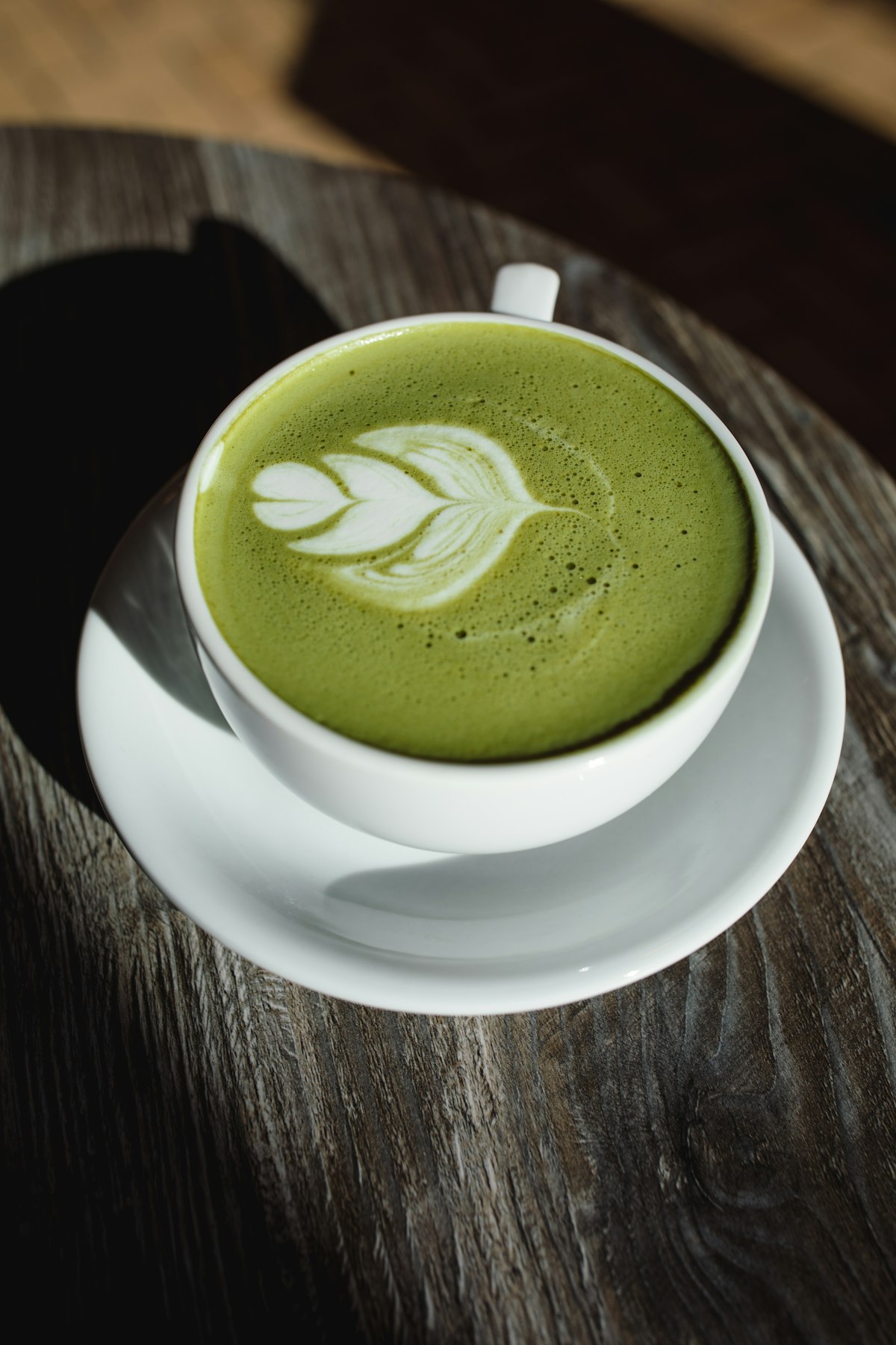Cremiger Matcha Latte in einem Genfer Spezialitätencafé, typisch für die aufblühende Matcha-Szene in Plainpalais