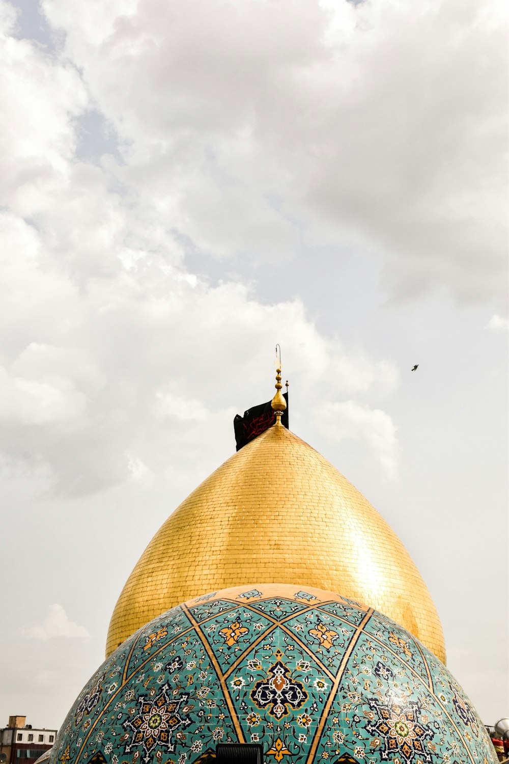 Mezquita con cúpula dorada