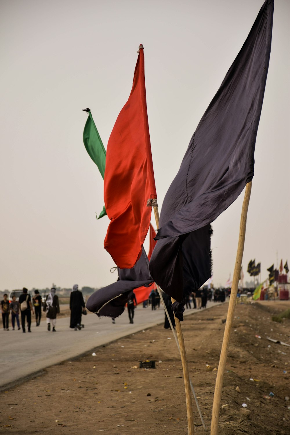Três bandeiras de cor assoretd no poste