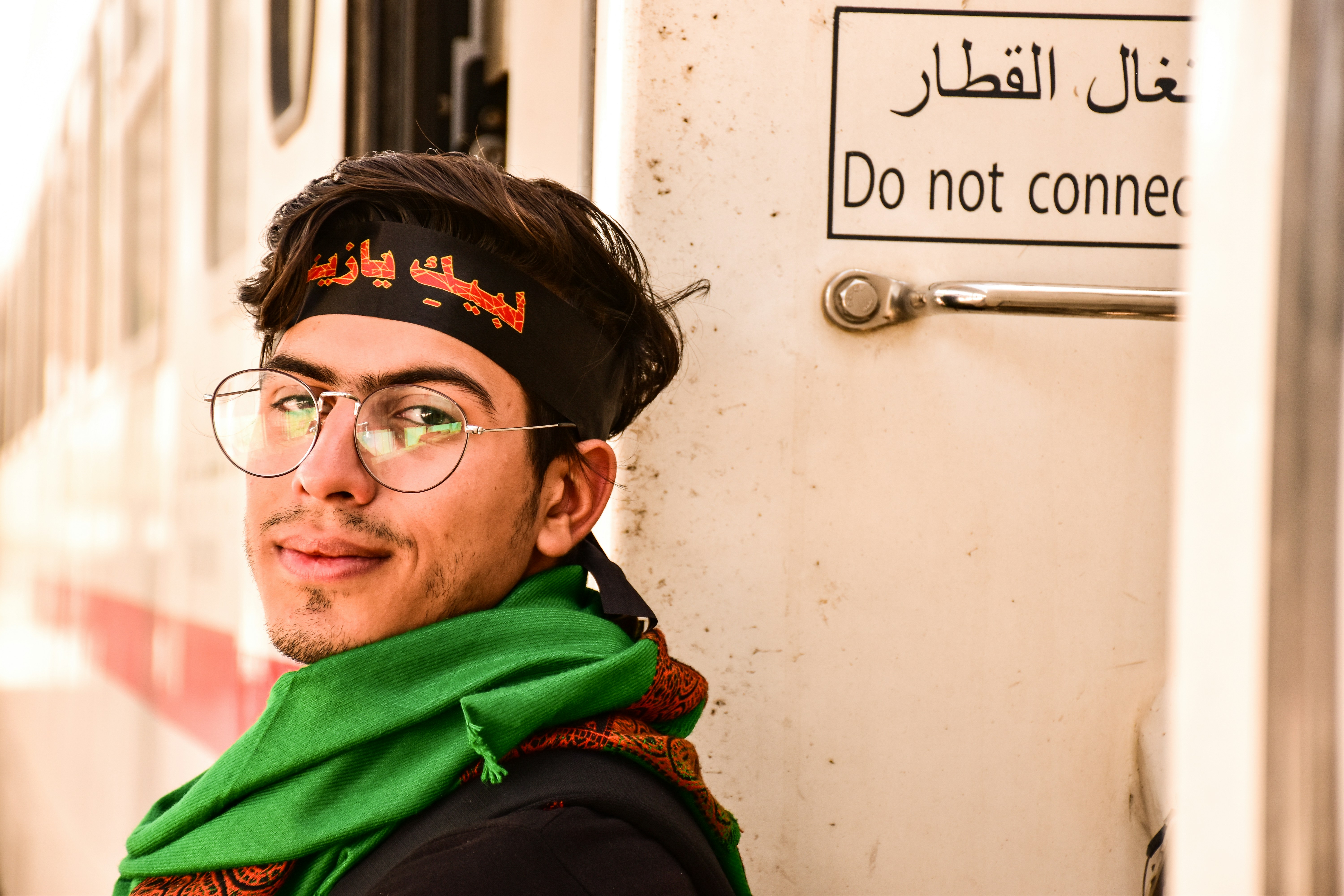 Lächelnder Mann in der Nähe von Schild "Nicht verbinden"