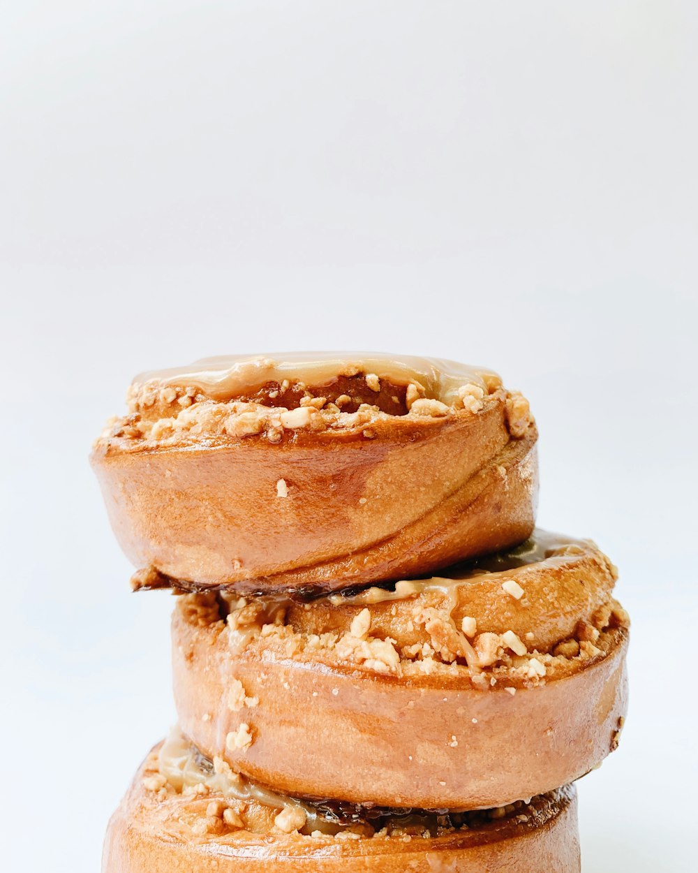 três donuts marrons