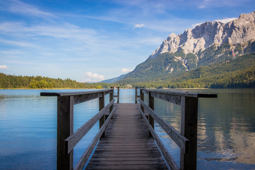 Holzbrücke, die zu einem Gewässer führt