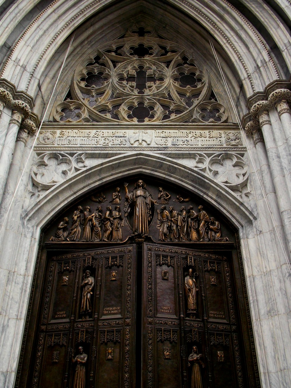 Kathedrale mit Fenstertüren fast geschlossen