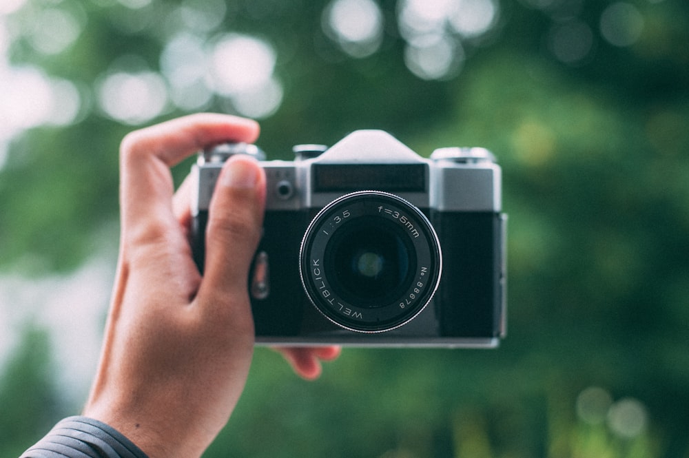 câmera DSLR preta e cinza fotografia de foco seletivo