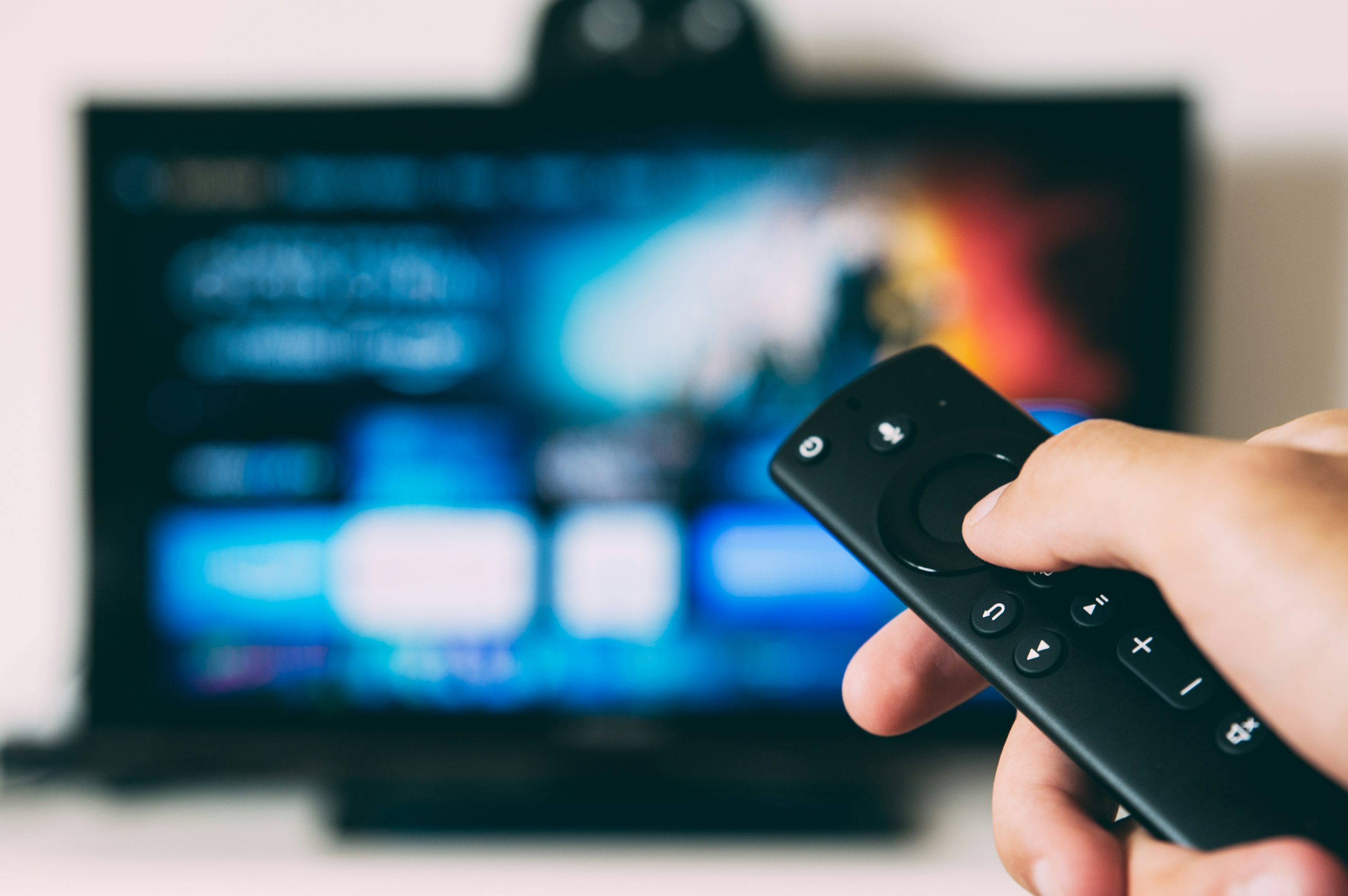 Flat screen televisie in moderne woonkamer