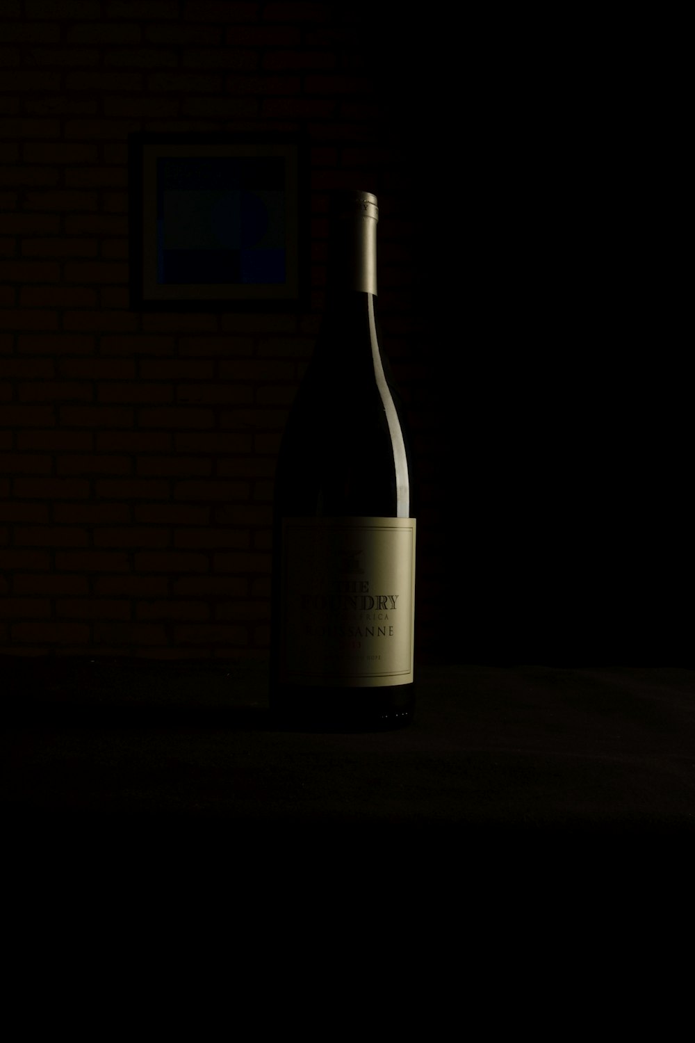 una bottiglia di vino seduta sopra un tavolo