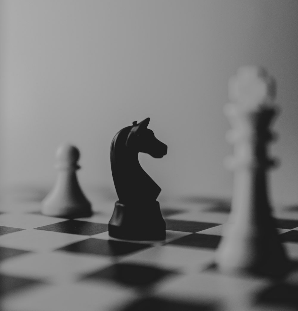 Peça de xadrez de cavalo preto perto de peça de xadrez Roque