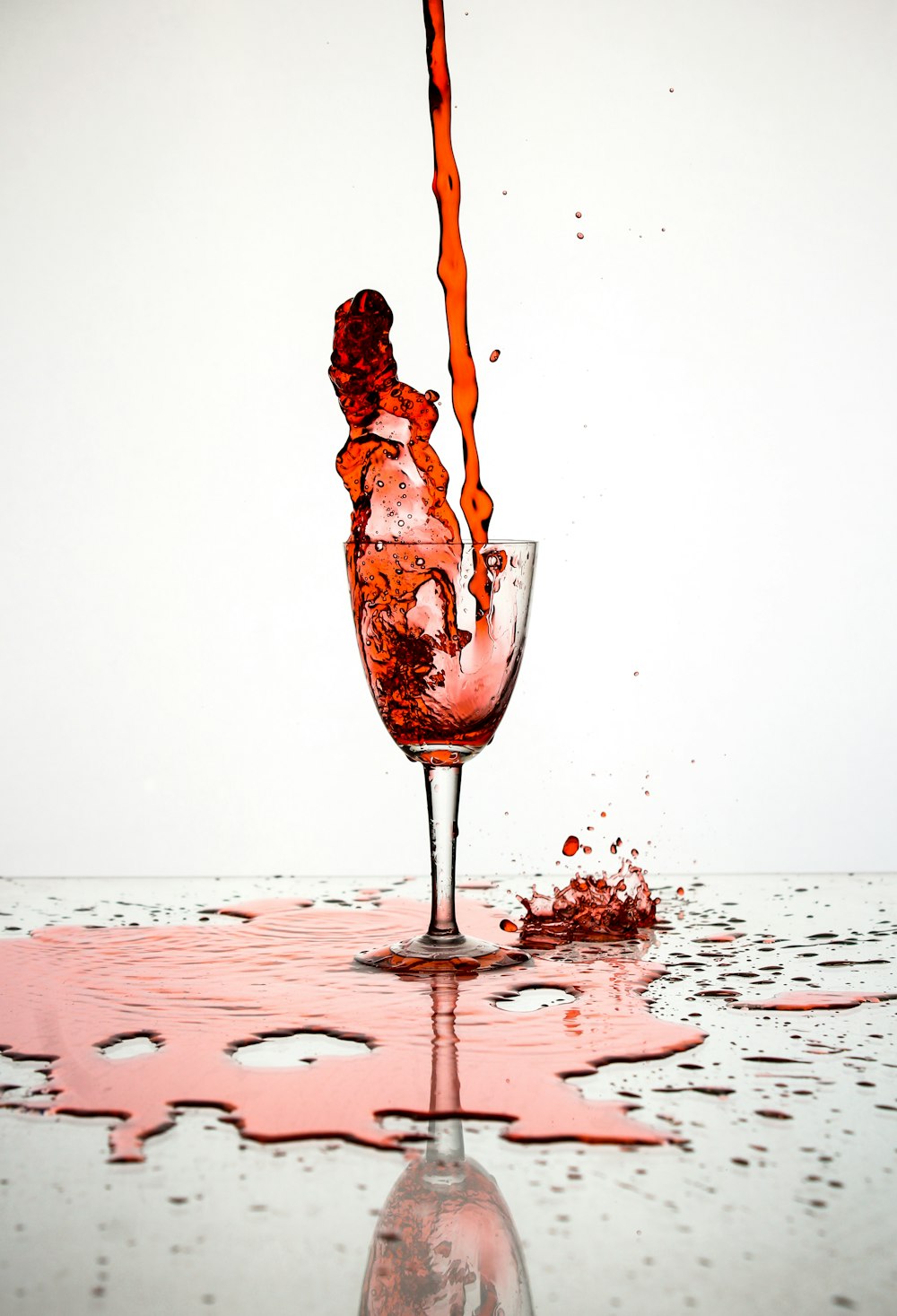 liquide rouge versé sur un verre à vin
