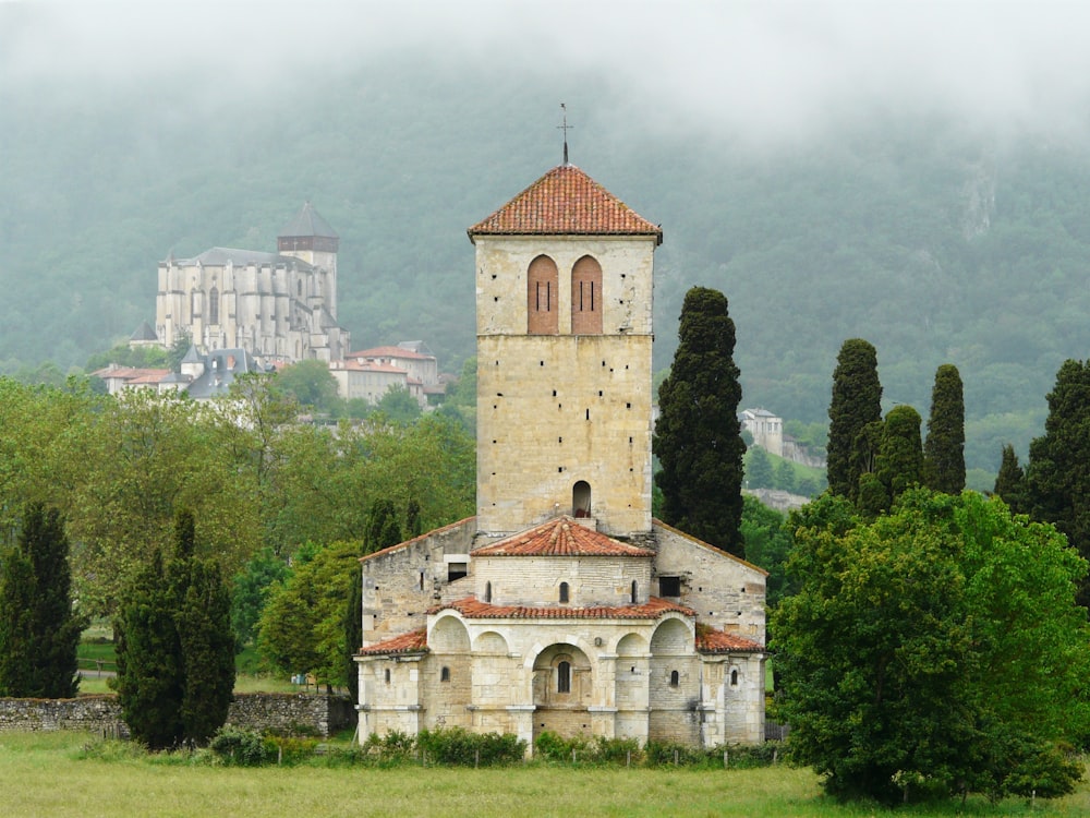 Braune Kathedrale in der Nähe von Bäumen