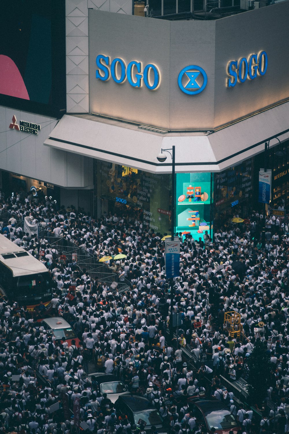 multidão de pessoas perto do edifício Sogo durante o dia