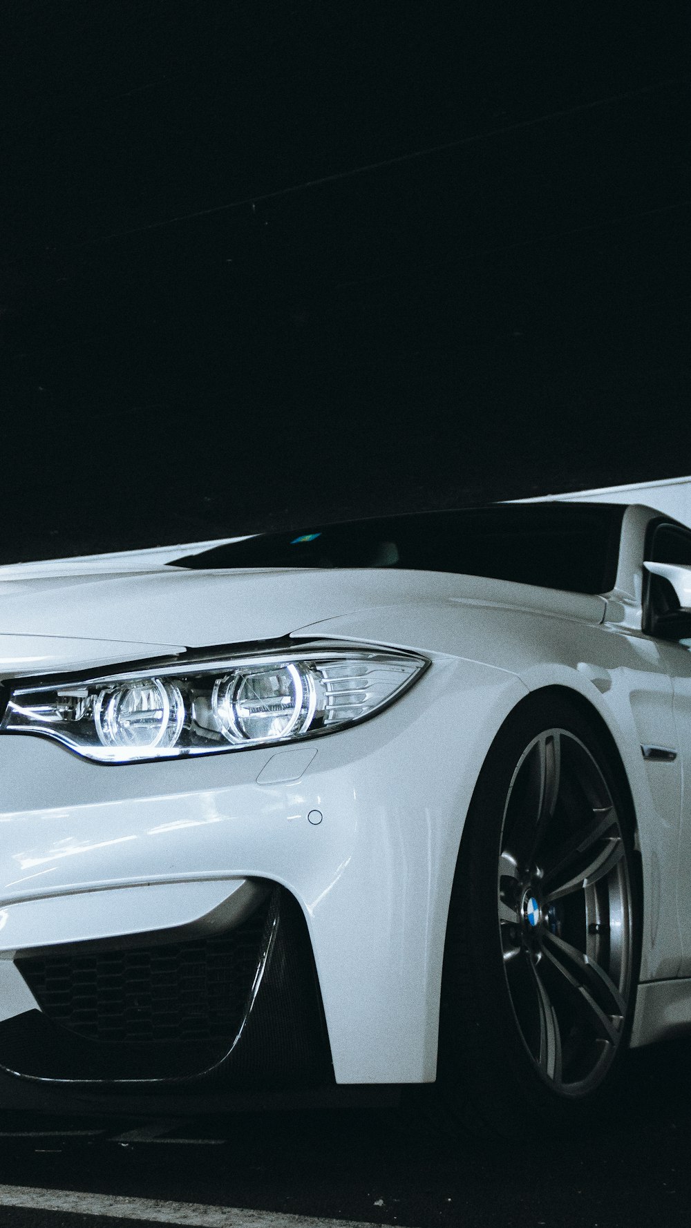 voiture BMW blanche