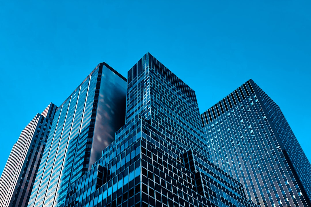 青空と高層ビルのイメージ