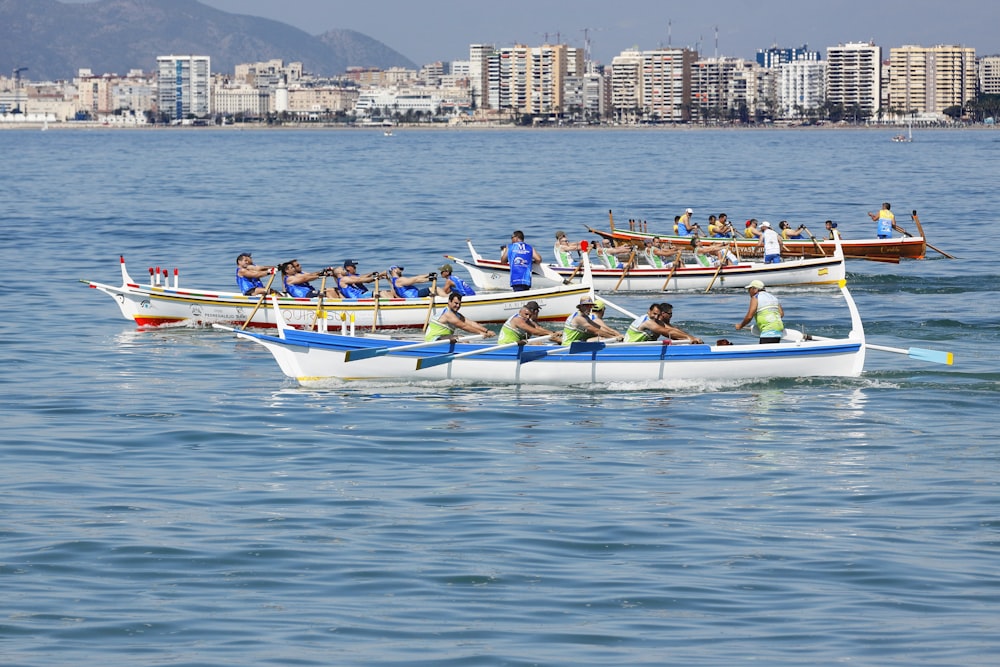 Personas que viajan en bote durante el día