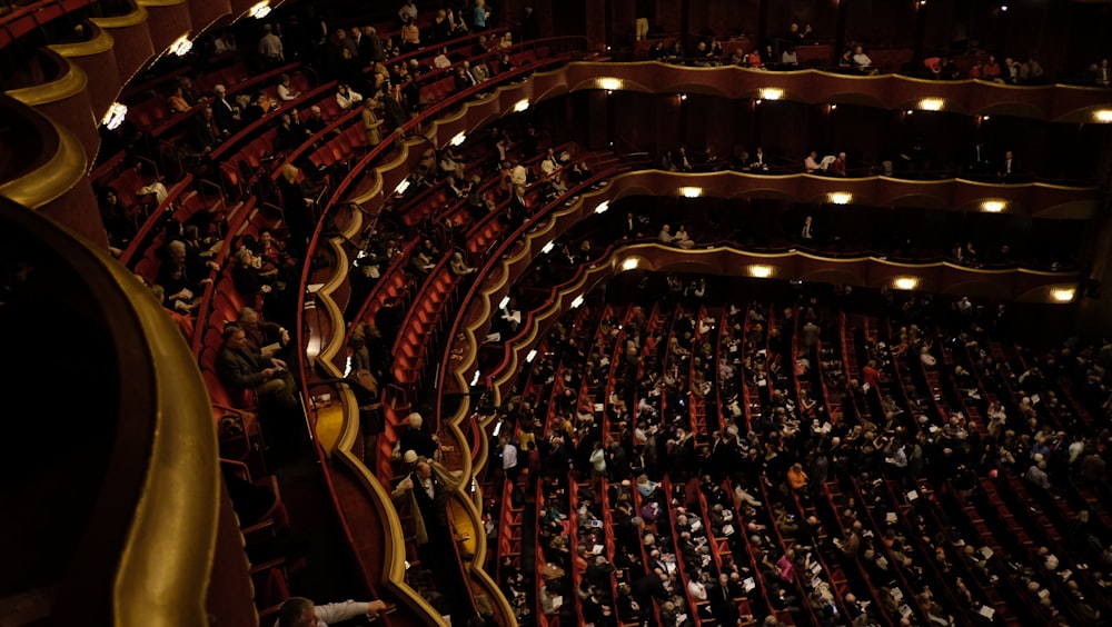 Ein großes Auditorium mit vielen Menschen