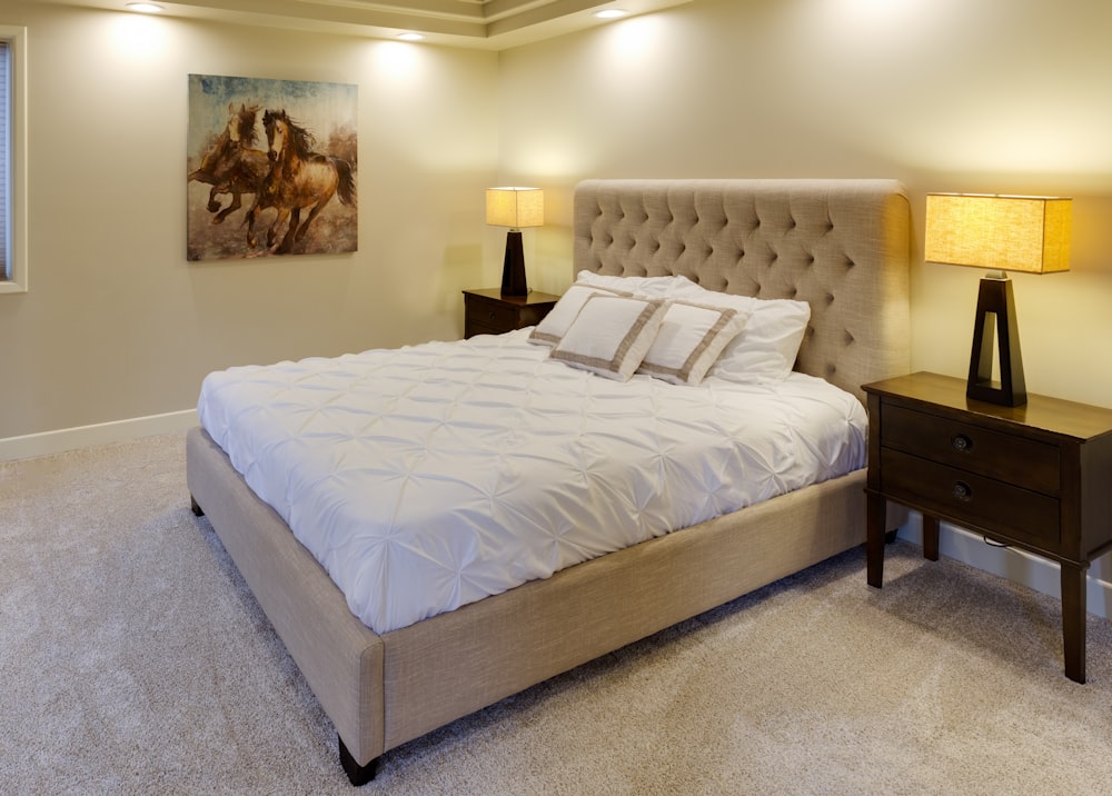 beigefarbenes Bett mit weißer Matratze