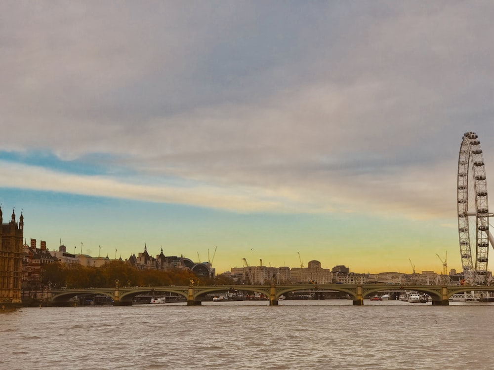 Puente de la Torre de Londres bajo cielos azules y grises