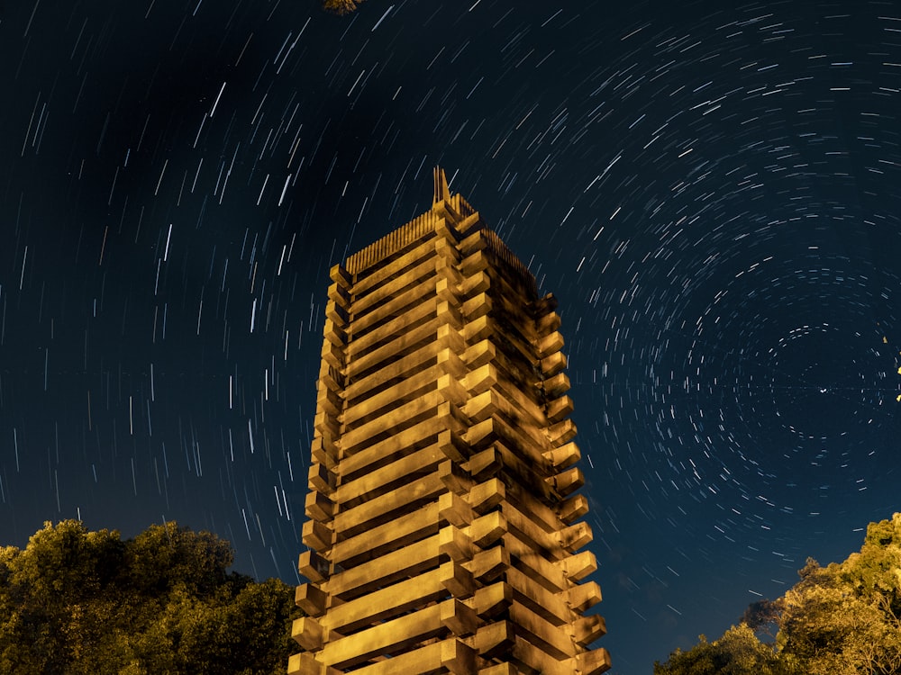 Fotografía de ángulo bajo de edificios de gran altura marrones