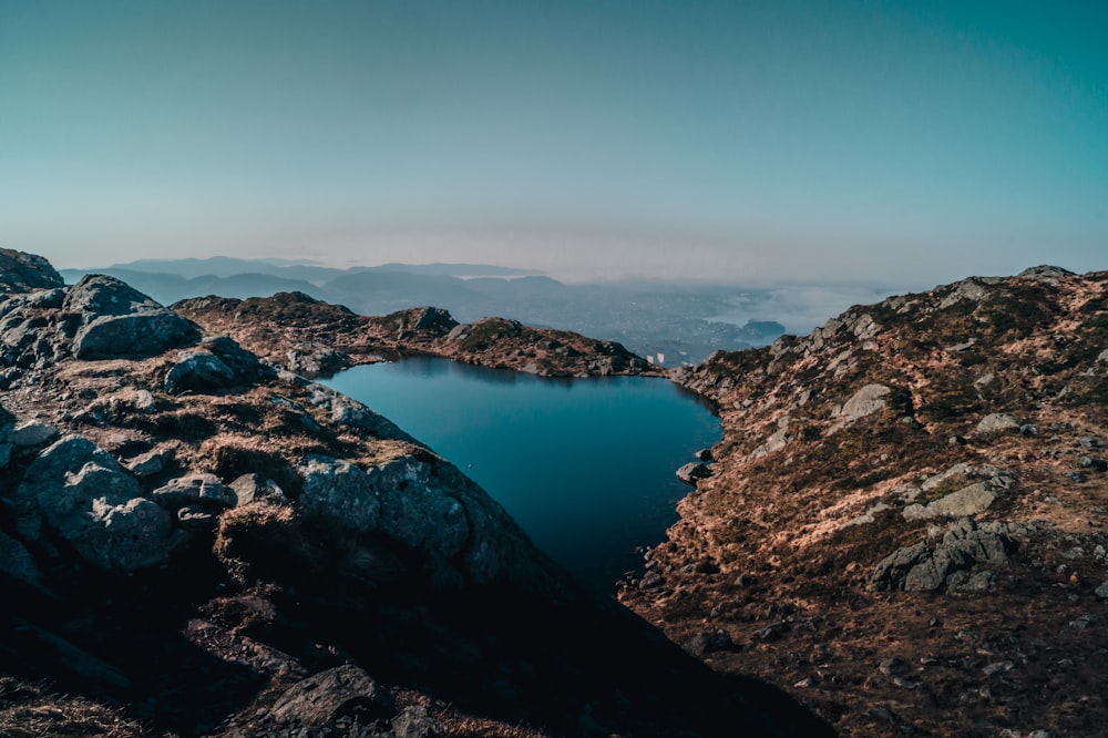 Montaña cerca del cuerpo de agua durante el día