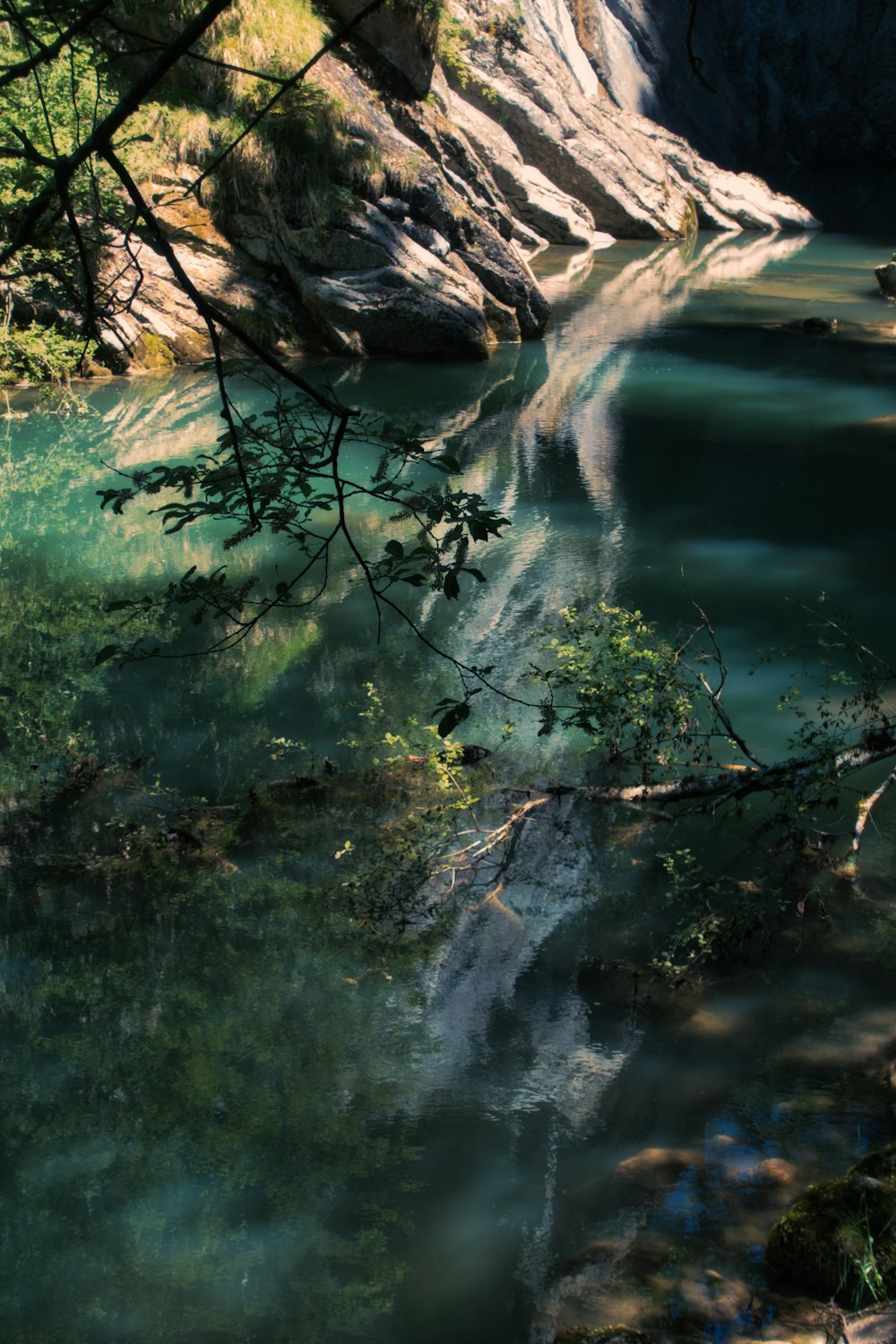 specchio d'acqua durante il giorno