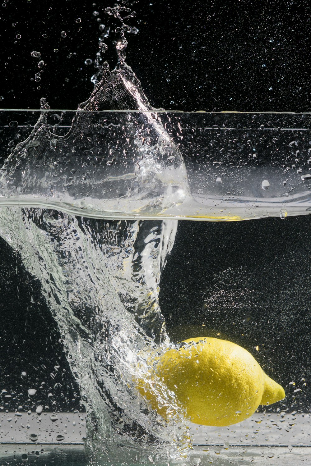 Fruta de limón amarillo bajo el agua