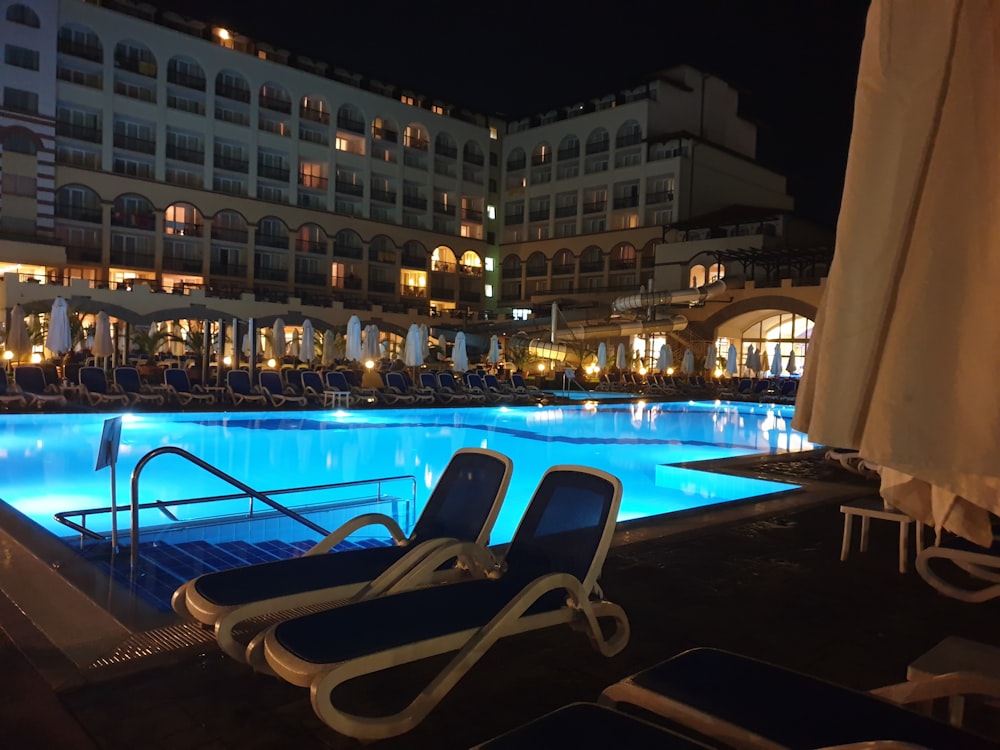 Piscina al aire libre por la noche