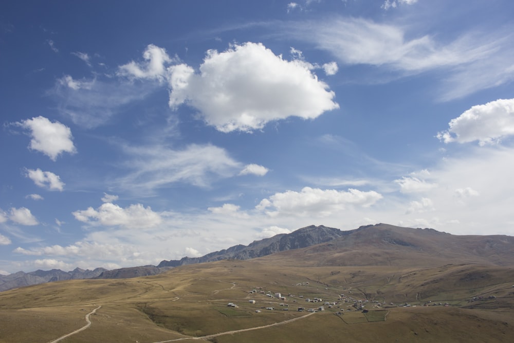 Photographie aérienne de montagne sous ciel bleu