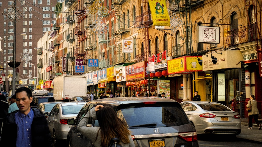 pessoas andando na rua perto de veículos