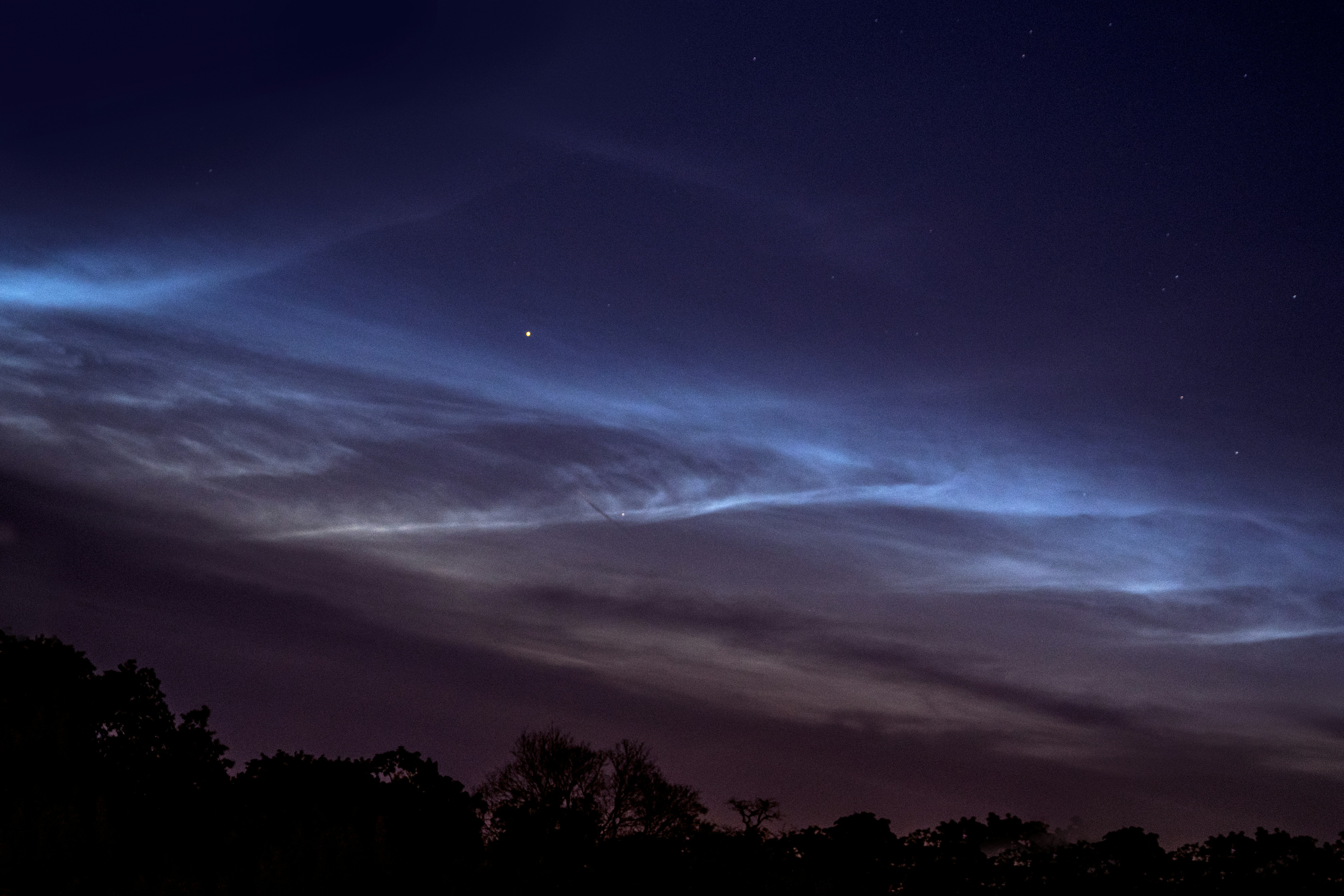 森の上の灰色の曇り夜空の写真 Unsplashで見つける夜の無料写真