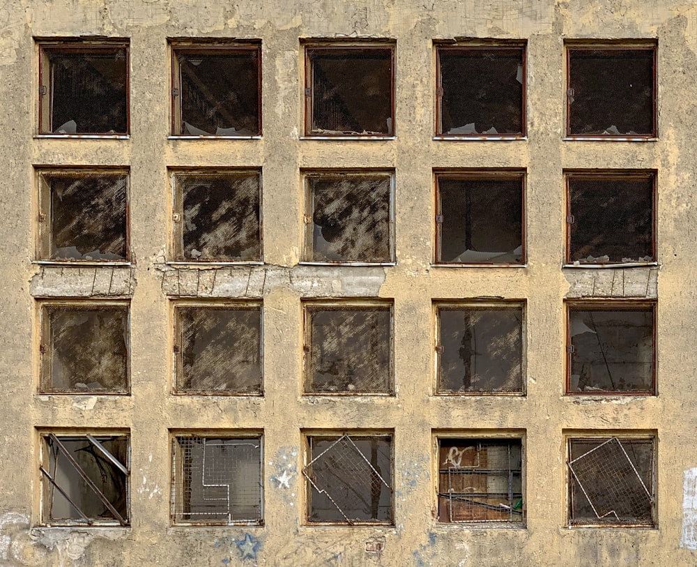 edificio in cemento marrone