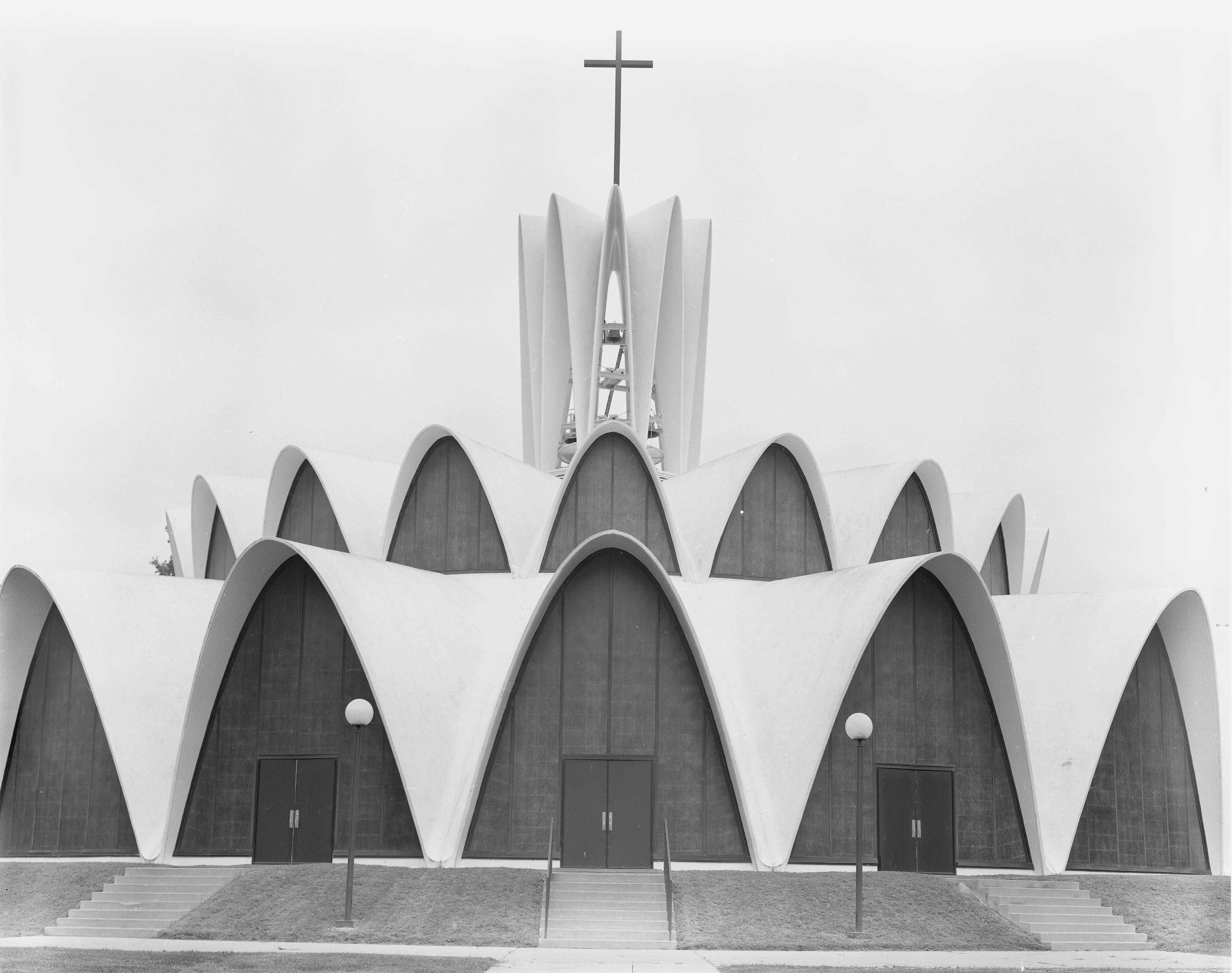 Fotografía en escala de grises de un edificio