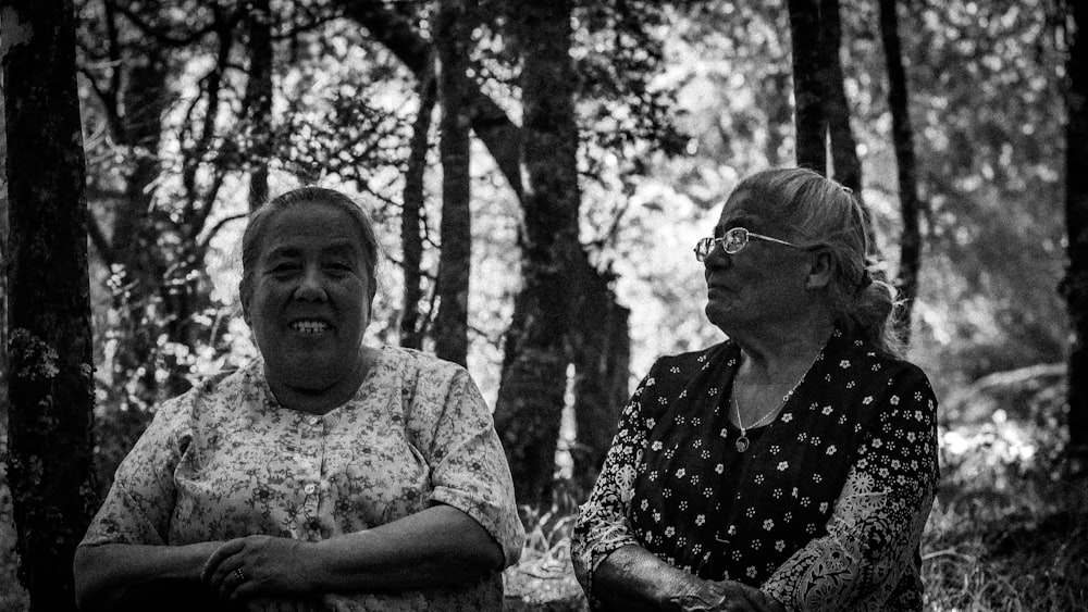duas mulheres perto de árvores