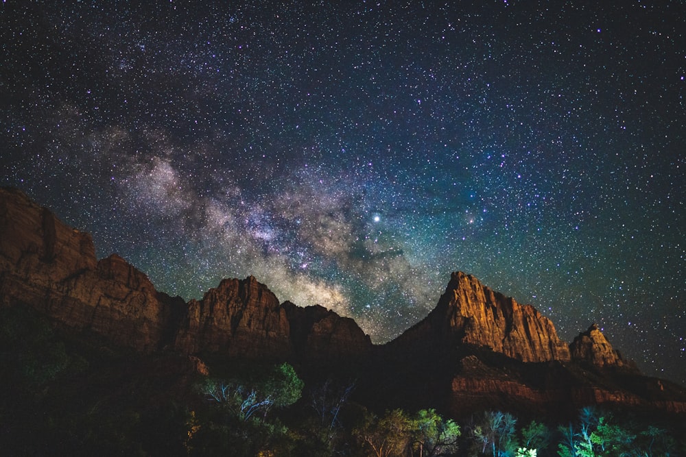Montagna rocciosa sotto il cielo notturno stellato