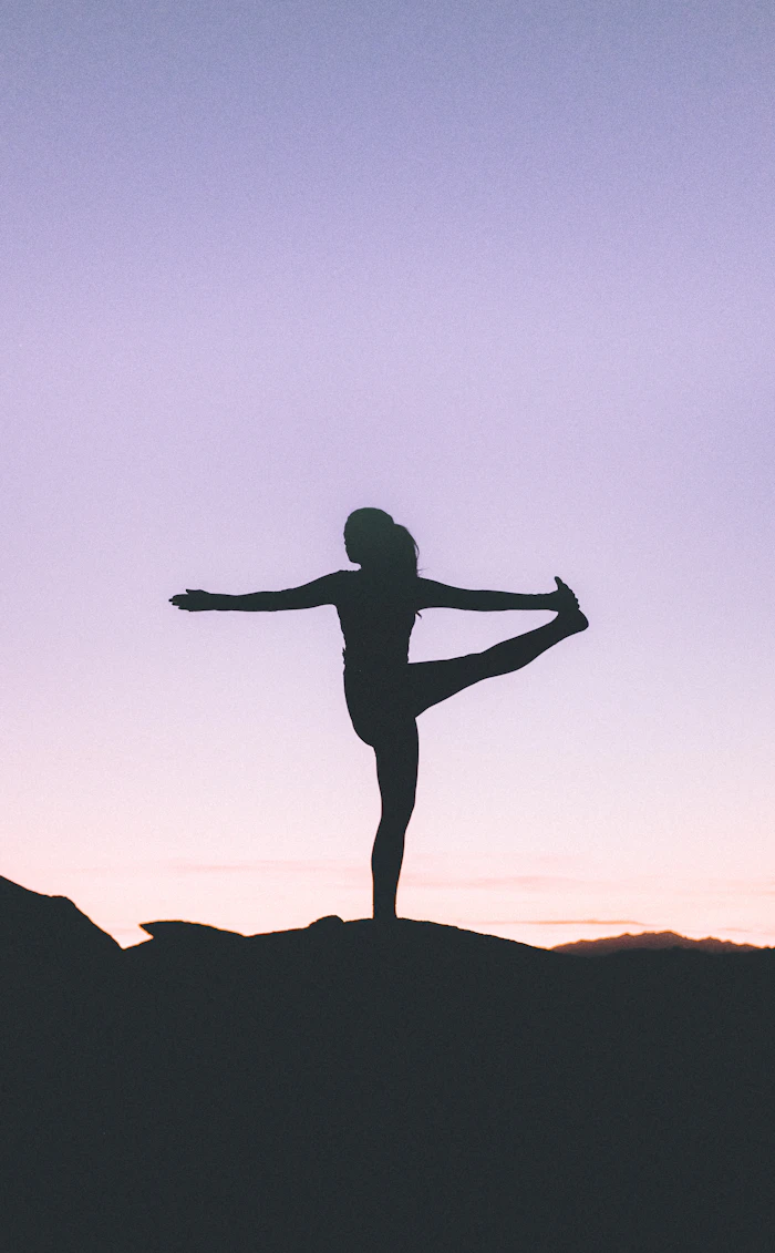 Silhouette d'une femme en posture de yoga