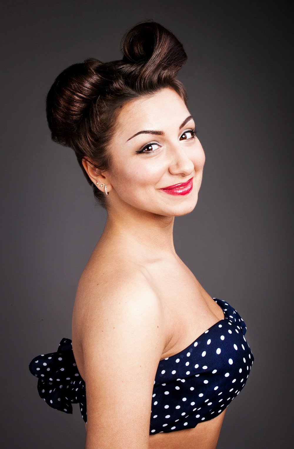 woman wearing black and white bandeau