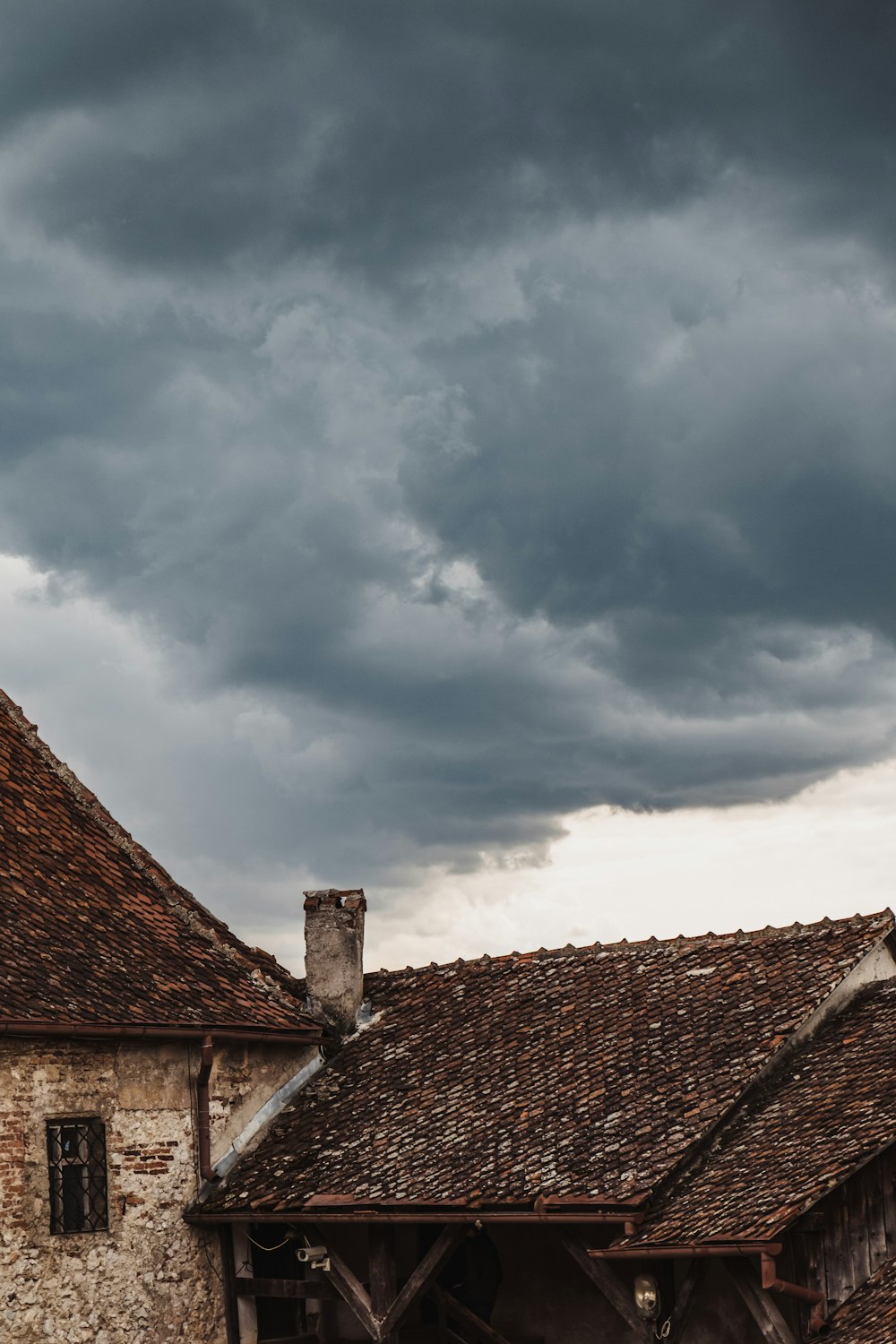 Maison au toit brun