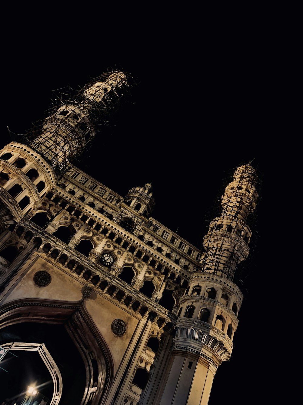 Braunes Kathedralengebäude bei Nacht