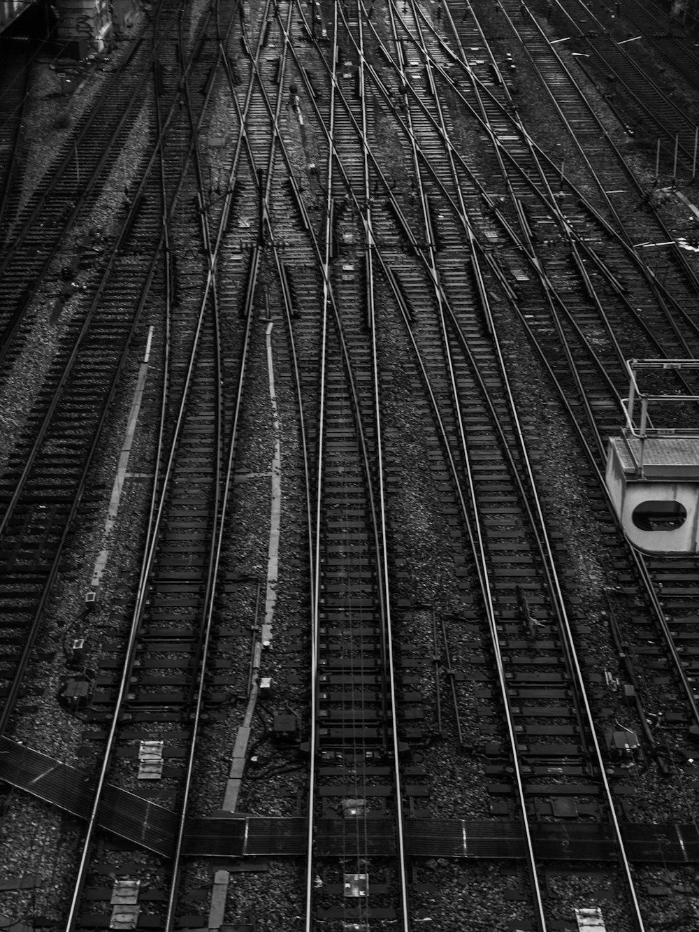 Fotografia a volo d'uccello di binari ferroviari