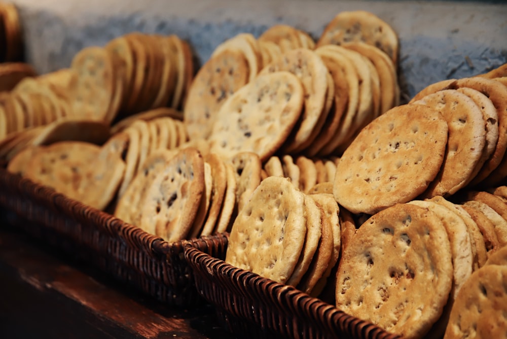 un panier rempli de biscuits posé sur une table