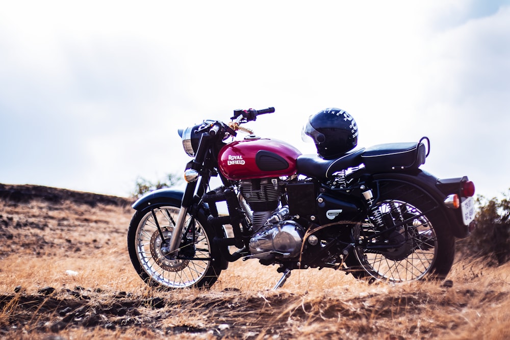 Motocicleta estándar negra y roja