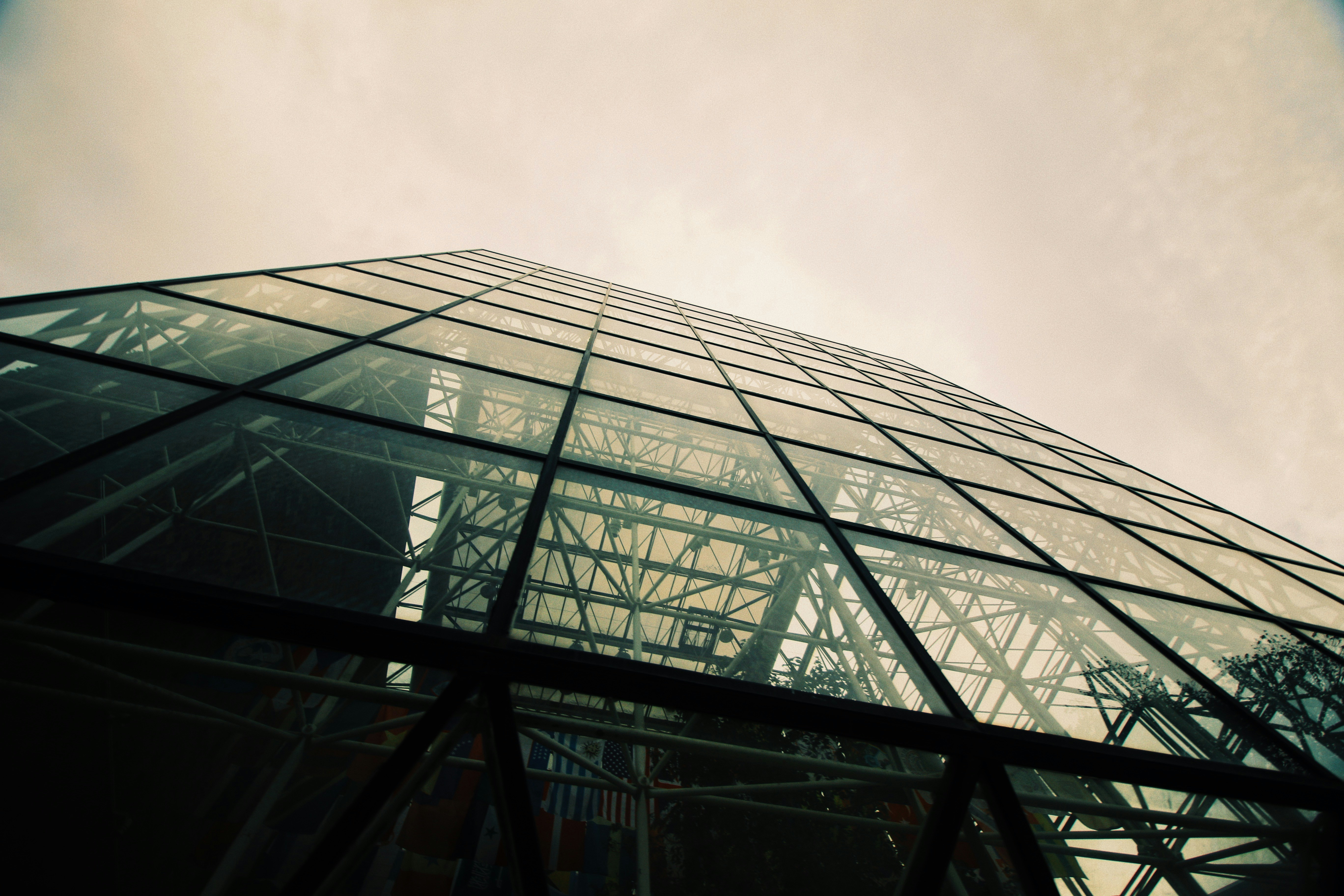 Edificio de gran altura negro