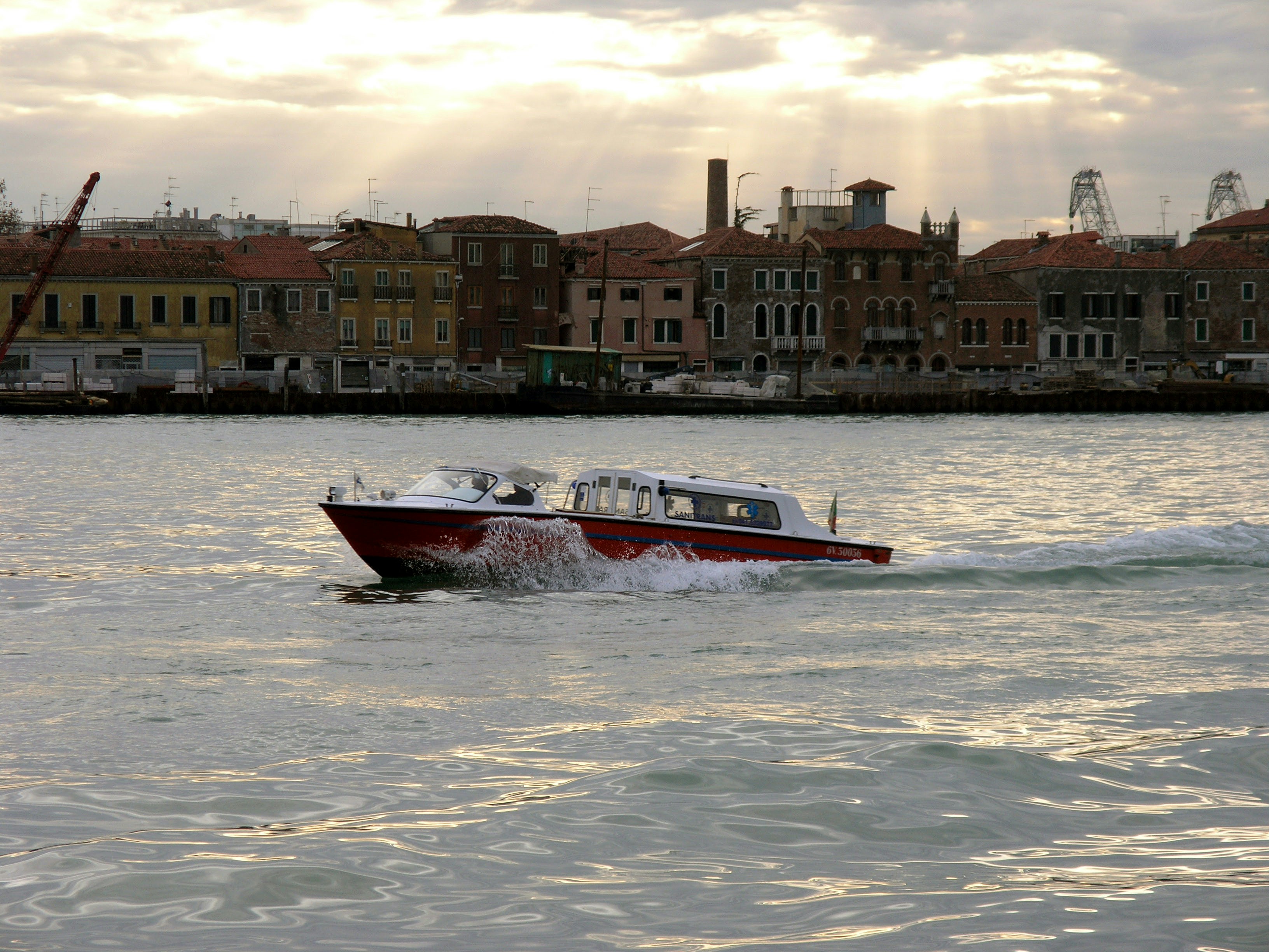 Bateau rouge et blanc sur plan d’eau photo – Photo Bateau Gratuite sur ...